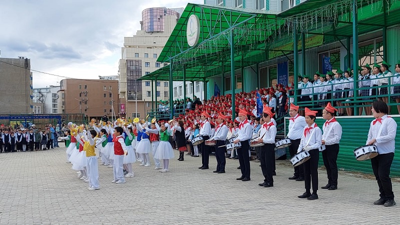 Танцует младшее поколение