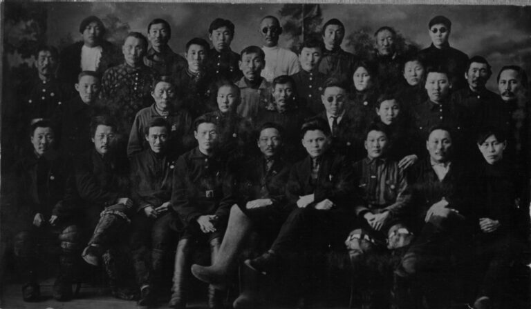 ris.4. 1 i vsetuzemnyii sezd. mart 1927 g ryadom s m k ammosovyim s pravoi storonyi marsufalov ivan timofeevich 768x448