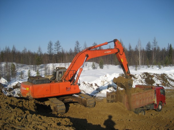 Работа экскаватора в карьере1 608x456