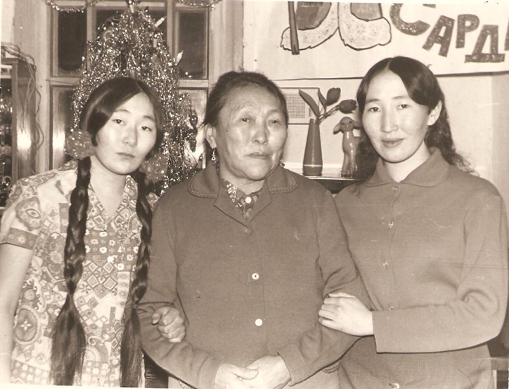 Улахан кыыһын уонна кийиитин кытта