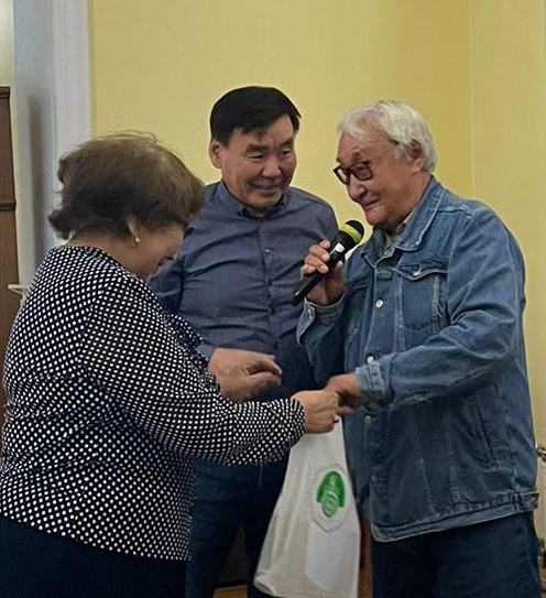 7. Кэпсээн дьүүлүн түсчүтэ В.Б. Окорокова И.М. Попов Уһук Уйбааҥҥа тус биһирэбилин туттарар