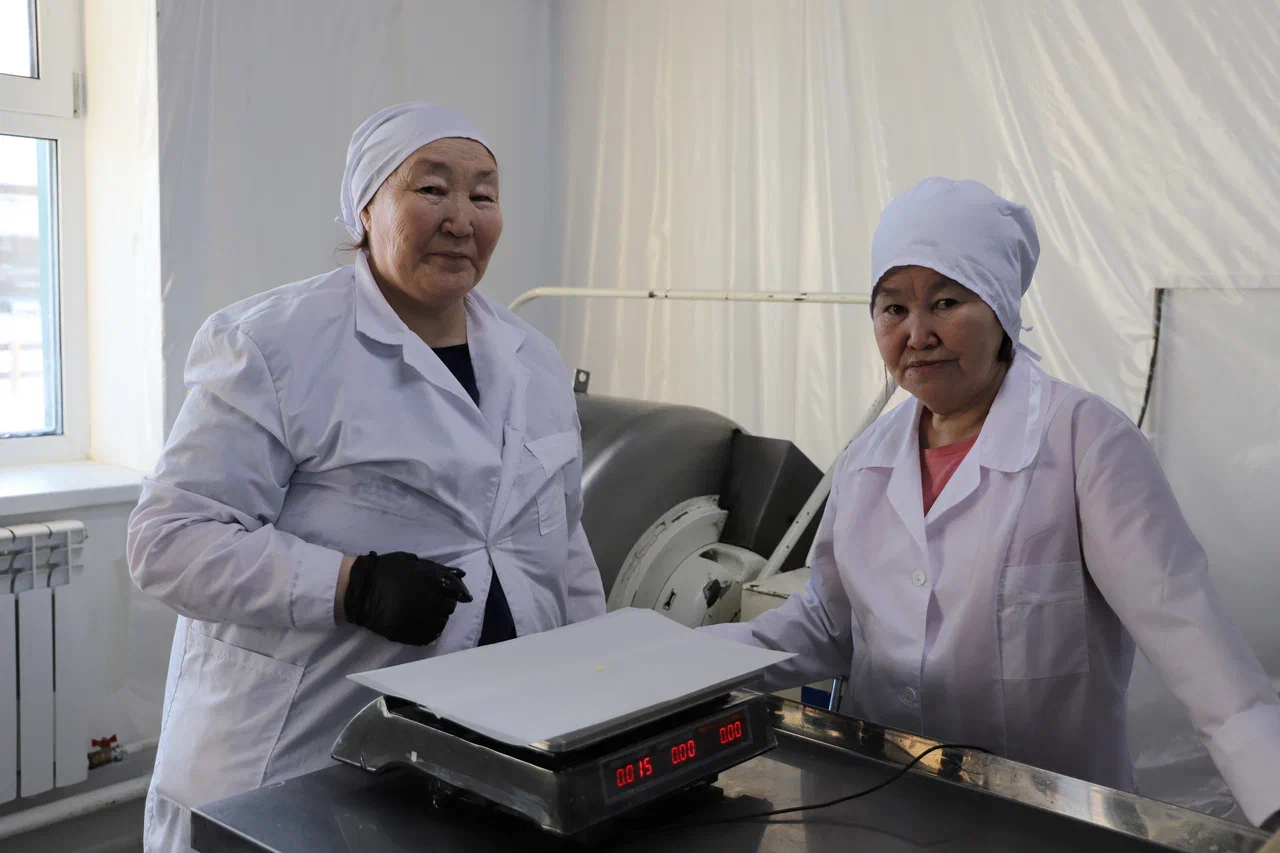 3. Алаас Ас сыах үлэһиттэрэ маастар технолог Дария Борисова уонна лабараан Галина Ильина