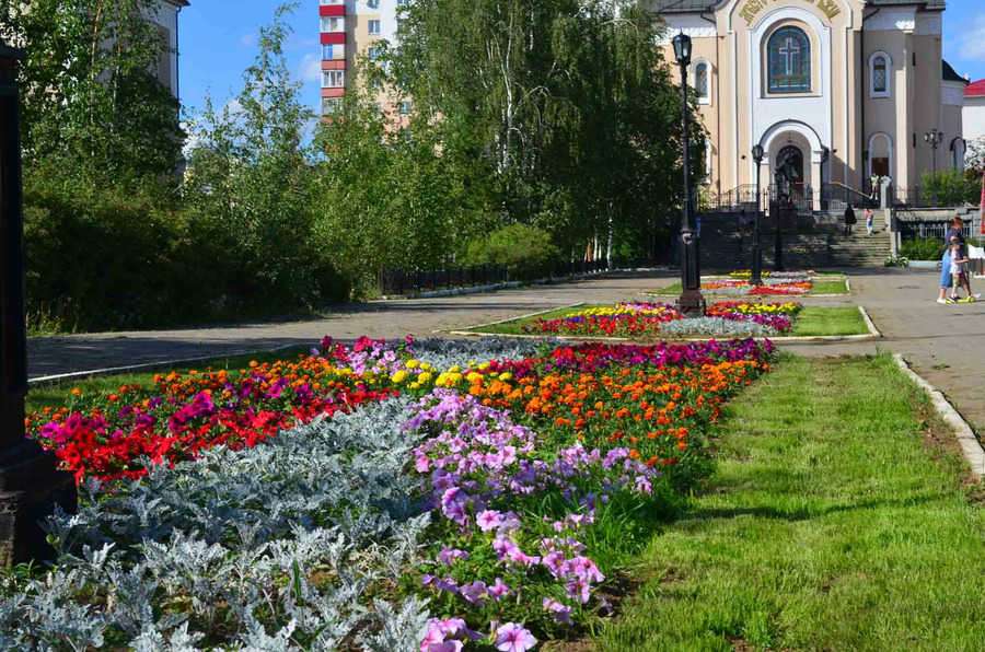 Цветники храмового сквера